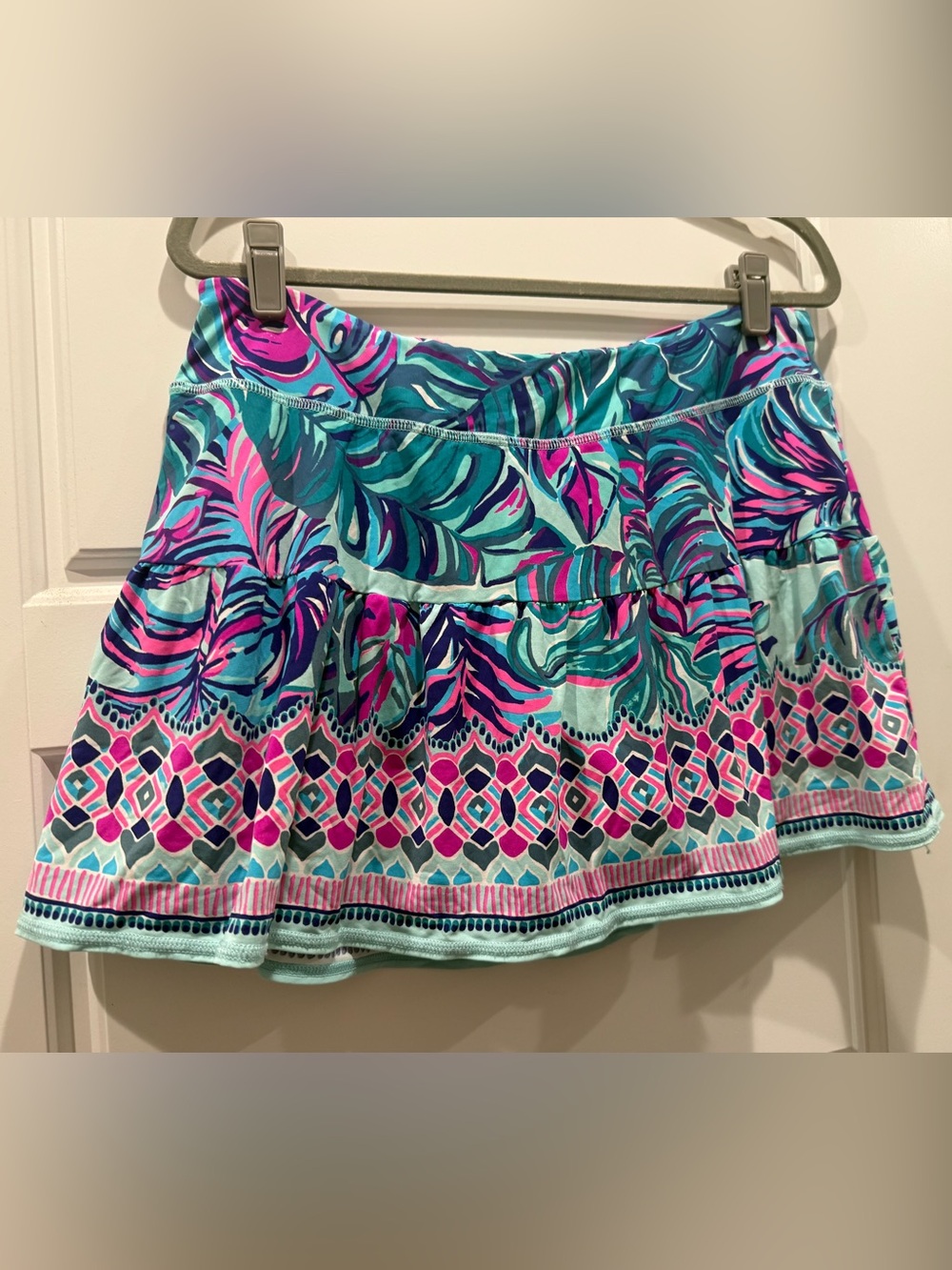 Lilly Pulitzer SPF 50+ tennis/athleisure skirt in “Don’t Want to Leaf” print - L
